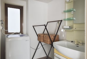 Apartamento | Baño | Ducha y bañera combinadas, secador de pelo, toallas y champú