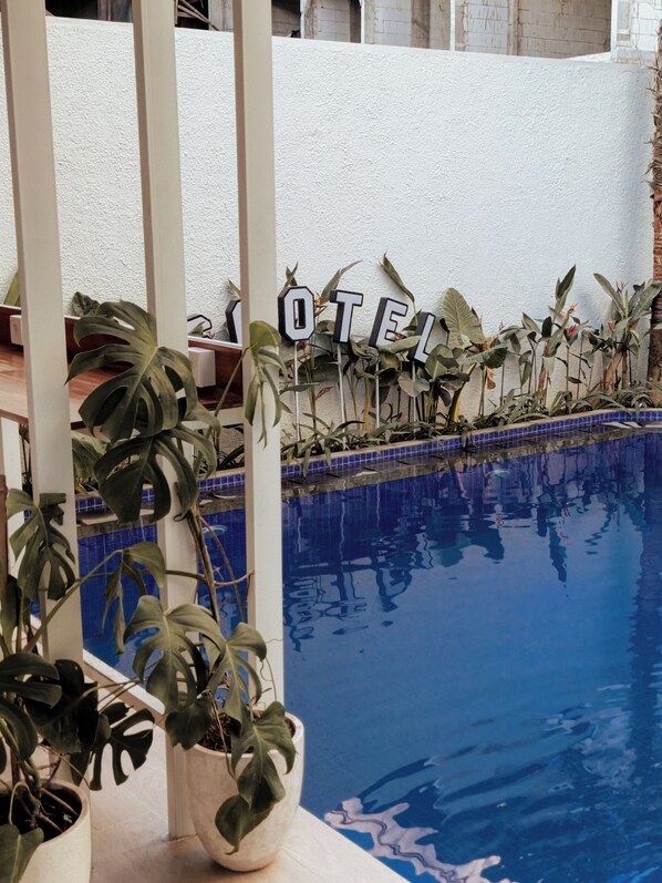 10 outdoor pools