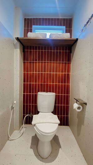 Deluxe Double Room | Bathroom | Shower, free toiletries, towels, soap