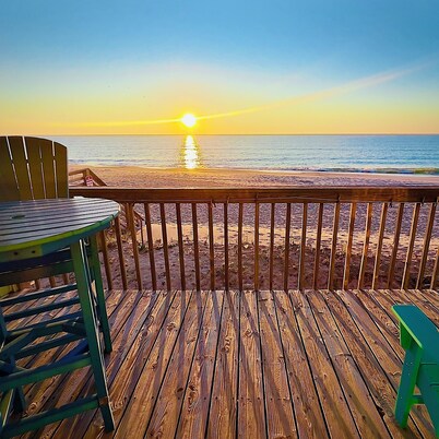 The Endless Wave: Oceanfront Condo, Sunrise View, Pool, 1-mile to Dining & Pier