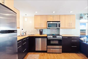 Geladeira, micro-ondas, fogão, cooktop