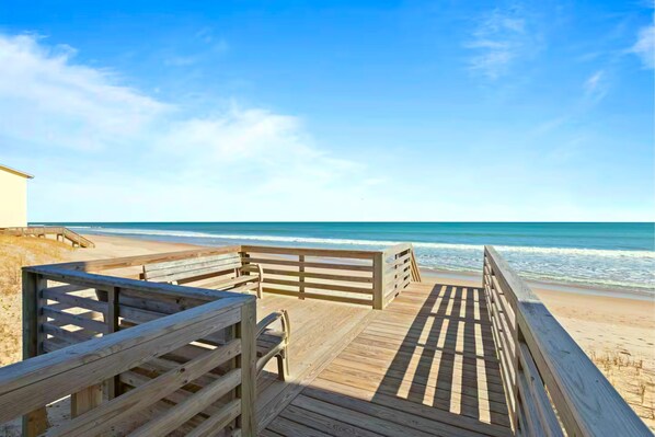 Plage, chaises longues