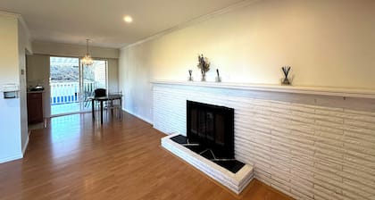 Beautiful Place 3 Bedrooms with Kitchen and Laundry Near Airport, Transit & Mall