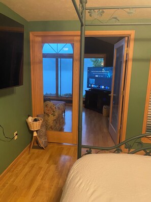 4 slaapkamers, een bureau, een strijkplank/strijkijzer, gratis wifi