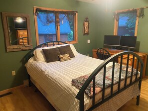 4 bedrooms, desk, iron/ironing board, free WiFi