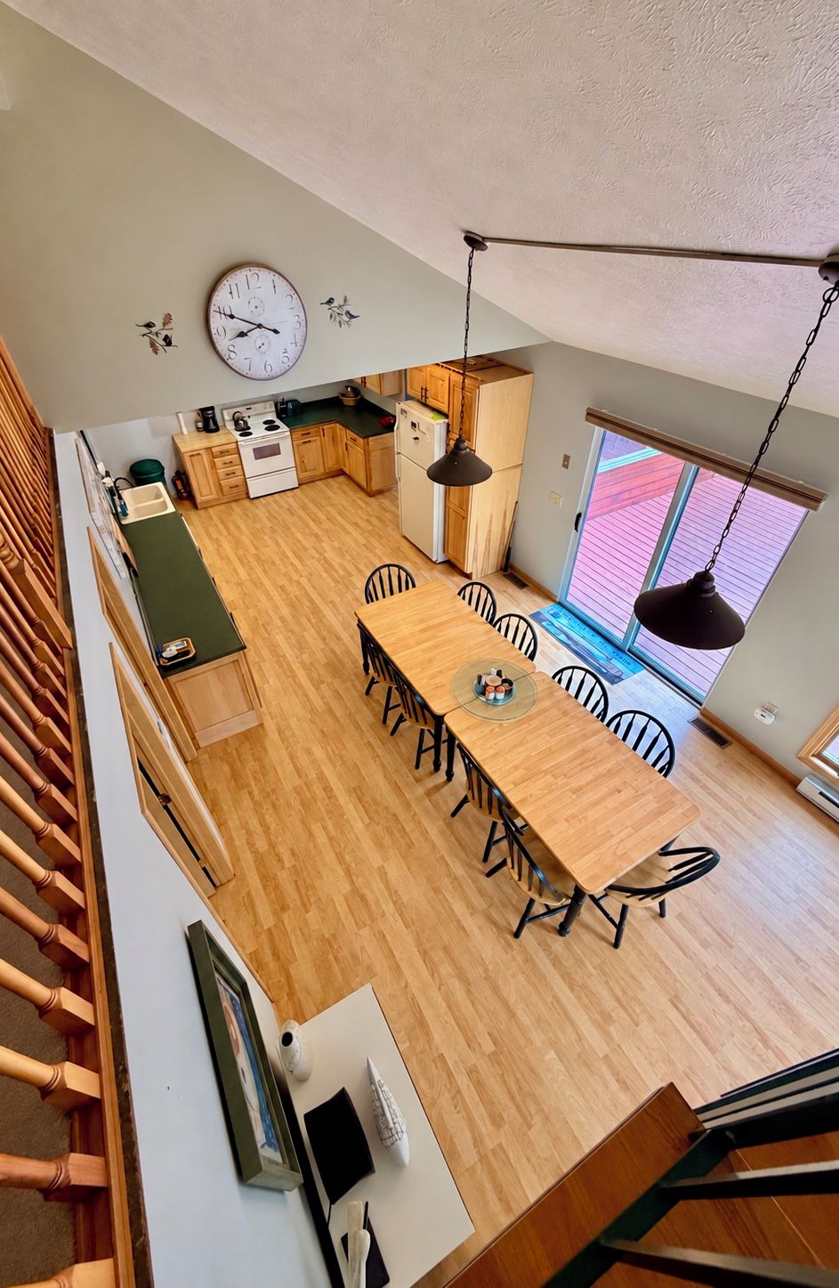 Una cocina moderna con armarios de madera, una mesa de comedor y un ventanal grande.
