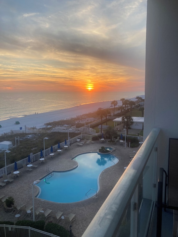 Outdoor pool, a heated pool - Charming 2-bedroom condo heated pool, hot tub, fitness room —on beach—Destin (Destin)