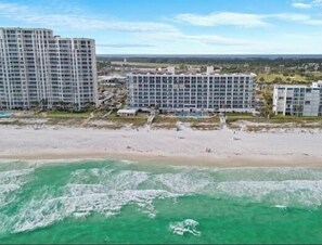 On the beach, sun-loungers, beach towels - Charming 2-bedroom condo heated pool, hot tub, fitness room —on beach—Destin (Destin)