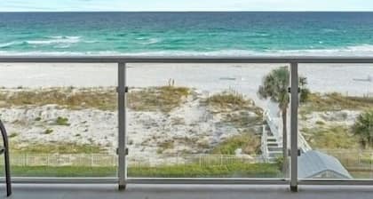 Charming 2-bedroom condo heated pool, hot tub, fitness room —on beach—Destin