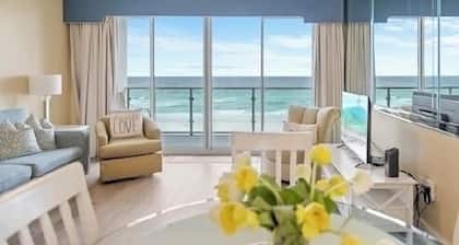 Charming 2-bedroom condo heated pool, hot tub, fitness room —on beach—Destin