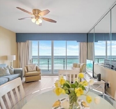 Charming 2-bedroom condo heated pool, hot tub, fitness room —on beach—Destin