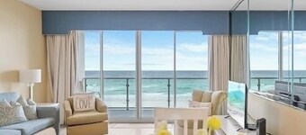 Charming 2-bedroom condo heated pool, hot tub, fitness room —on beach—Destin