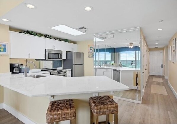 Fridge, microwave, oven, stovetop - Charming 2-bedroom condo heated pool, hot tub, fitness room —on beach—Destin (Destin)