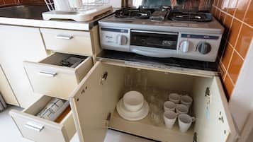 アパートメント | 専用キッチン | 大型冷蔵庫、電子レンジ、コンロ、調理器具と食器