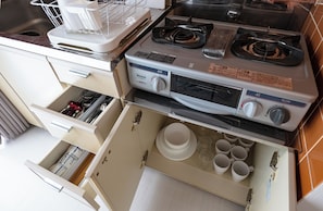 Apartamento | Cocina privada | Frigorífico grande, microondas, placa de cocina y utensilios de cocina