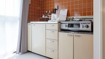 Huoneisto | Yksityinen keittiö | Täysikokoinen jääkaappi, mikroaaltouuni, liesi