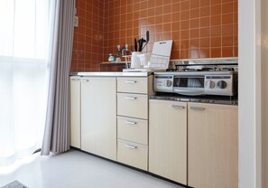 Apartment | Dapur peribadi | Peti sejuk/penyejuk beku saiz penuh, ketuhar gelombang mikro, dapur