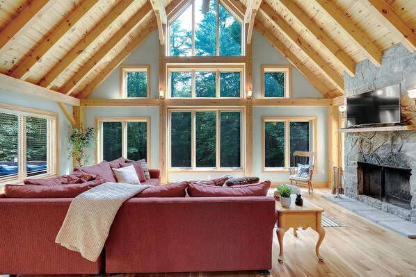 TV connectée, cheminée, baby-foot, livres