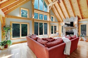 Smart TV, fireplace, table football, books - Black Bear Bungalow- with Hot tub (Bethel)