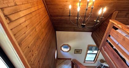 The Whippoorwill Retreat Cabin – A Hillside Haven for Gatherings and Getaways