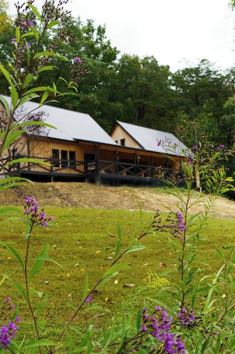 The Whippoorwill Retreat Cabin – A Hillside Haven for Gatherings and Getaways
