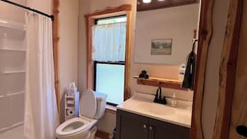 Douche, sèche-cheveux, serviettes fournies, savon