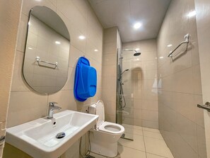 Dusche, Haartrockner, Bidet, Handtücher