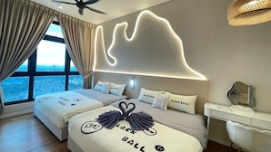 Una habitación de hotel moderna con una cama grande, un escritorio y vistas a la ciudad.
