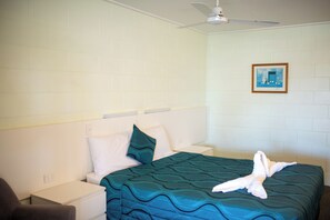 ห้องสแตนดาร์ดดับเบิล, วิวสระว่ายน้ำ | โต๊ะทำงาน, พื้นที่ทำงานแบบใช้แล็ปท็อป, เตารีด/โต๊ะรีดผ้า, Wi-Fi ฟรี