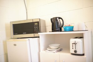 Standard-Doppelzimmer, Poolblick | Schreibtisch, laptopgeeigneter Arbeitsplatz, Bügeleisen/Bügelbrett