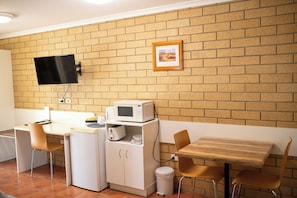 Deluxe-Doppelzimmer, Poolblick | Schreibtisch, laptopgeeigneter Arbeitsplatz, Bügeleisen/Bügelbrett