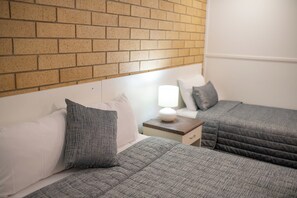 Doppia Deluxe, vista piscina | Una scrivania, postazione laptop, ferro/asse da stiro, Wi-Fi gratuito