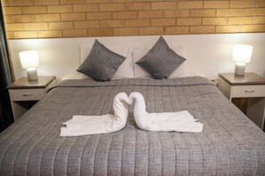 Deluxe kamer, 1 kingsize bed | Een bureau, een laptopwerkplek, een strijkplank/strijkijzer, gratis wifi