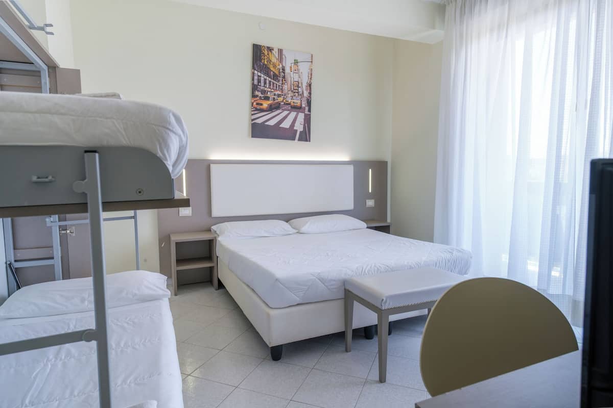 Quarto quádruplo conforto, sacada | Roupas de cama de algodão egípcio, roupas de cama premium