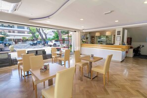 含每日自助早餐