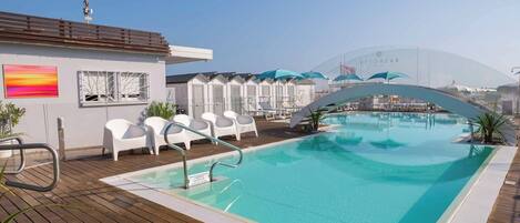 Außenpool, geöffnet von 15:30 Uhr bis 18:30 Uhr, Sonnenschirme