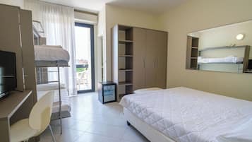 Chambre Quadruple Confort, balcon | Draps en coton égyptien, literie de qualité supérieure