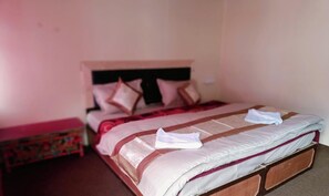 Deluxe Cottage, Lake View | Egyptian cotton sheets, premium bedding, memory foam beds, desk - Himalayan Inn Cottages - Pangong Lake (Leh)