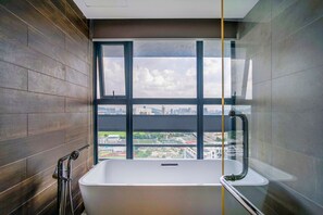 Superior-Apartment, 3 Schlafzimmer, Stadtblick | Badezimmer | Duschwanne, Hausschuhe, Handtücher, Seife