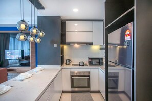 Superior Apartment, 2 Bedrooms, City View | Private kitchen