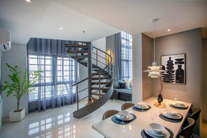 Superior Apartment, 3 Bedrooms, City View | In-room dining