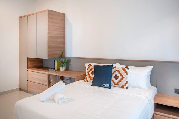 Desk, laptop workspace, iron/ironing board, free WiFi
