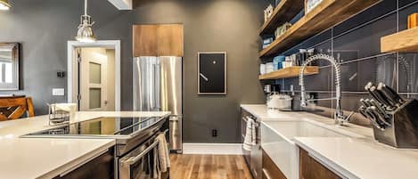 Réfrigérateur, micro-ondes, four, plaque de cuisson