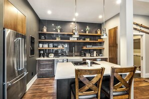 Geladeira, micro-ondas, fogão, cooktop