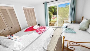5 bedrooms, desk, iron/ironing board, travel cot - Hill Nest16 Big Backyard & Parking near OSU (Albany)