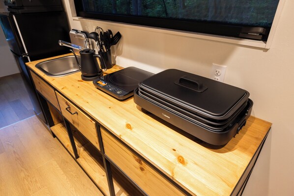 Four à micro-ondes, un four, surface de cuisson, vaisselle et ustensiles
