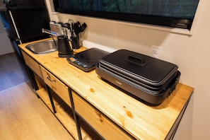 Four Ă micro-ondes, un four, surface de cuisson, vaisselle et ustensiles