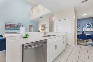 Réfrigérateur, micro-ondes, plaque de cuisson, lave-vaisselle