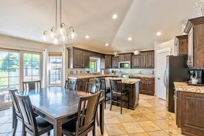 Mikrobølgeovn, ovn, kokeplater og oppvaskmaskin