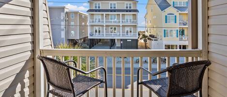 Condo, Plusieurs lits, balcon, vue sur la piscine (A Place at the Beach 3I) | Vue de la chambre